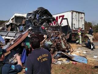 Caminhão e carreta ficaram com as cabines destruídas após baterem de frente na BR-163 (Foto: Adilson Domingos)