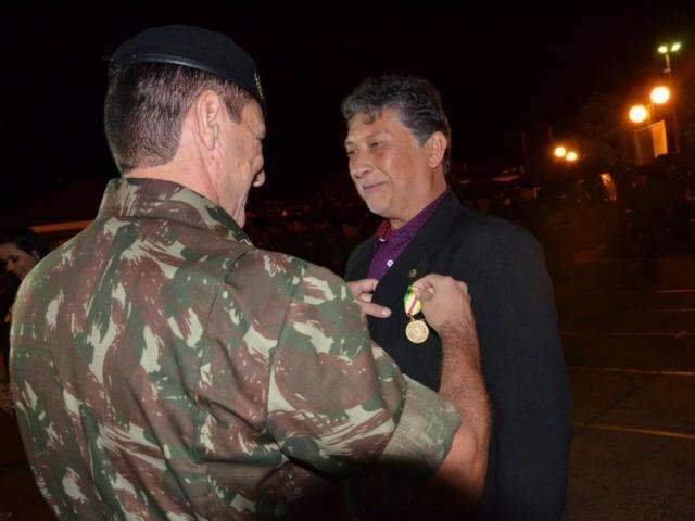 Jornalista &eacute; homenageado pelo Ex&eacute;rcito por coberturas na regi&atilde;o de fronteira 