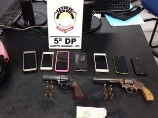 Polícia encontrou com o foragido armas, munições e sete celulares. (Foto: Divulgação/Polícia Civil)
