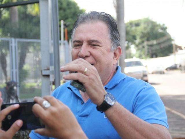 Ao se apresentar na PF, Giroto d&aacute; tapa em celular e xinga jornalistas