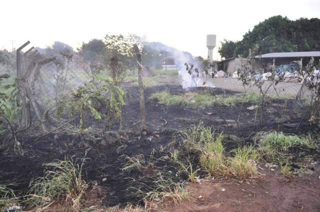 Bituca de cigarro provoca inc&ecirc;ndio em terreno de dep&oacute;sito de recicl&aacute;veis