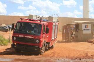 Bombeiros foram mobilizados para socorrer vítima de queda acidental. (Foto: Gerson Walber)