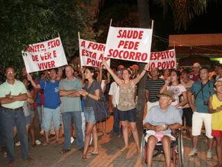 Faixas mostram indignação da população (Foto: Divulgação)