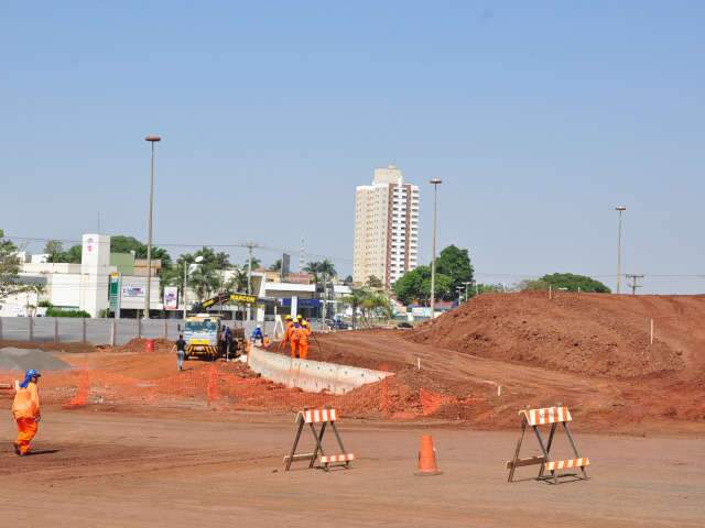  Com nova via e lago artificial, obras em torno de shopping chegam &agrave; etapa final