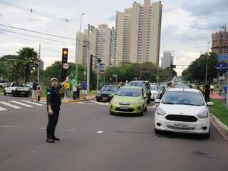 Polícia de Trânsito controlando movimento de veículo na Avenida Afonso Pena, em Campo Grande (Foto: Paulo Francis) 