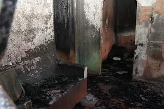 Imóvel foi destruído pelas chamas e uma pessoa morreu carbonizada. (Foto: Marcos Ermínio)