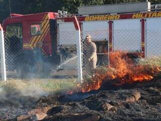 Bombeiro combatendo fogo na área do Bate Forte (Foto: Henrique Kawaminami)