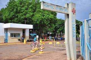 Entrada do Hospital Universitário de Campo Grande, onde há aparelho de radioterapia (Foto: Arquivo)