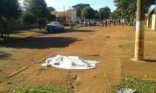 Homem foi morto na calçada em bairro de Dourados na manhã desta quarta-feira (Foto: Sidney Bronka/94 FM)