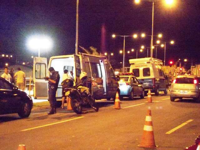  PM faz opera&ccedil;&atilde;o na Orla Morena ap&oacute;s reclama&ccedil;&otilde;es sobre algazarras e falta de policiamento