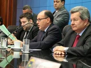 Sessão na Assembleia Legislativa. Da direita à esquerda, deputados Onevan de Matos, PSDB,
e Junior Mochi, PMDB. (Foto: Victor Chileno/ALMS).