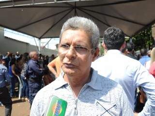 Presidente do bairro, Delcides Nunes conta que obra foi resultado de união da população. (Foto: Paulo Francis)