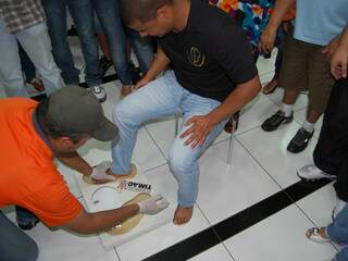 Marcelinho deixou as pegadas para Calçada de Ídolos. (Foto: Simão Nogueira)