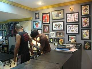 Tatuagens na  “Hard Work” custam a partir de R$ 80,00 (Foto: Marcos Ermínio)