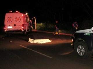 Homem morreu no local do acidente. O motorista do veículo envolvido fugiu sem prestar socorro (Foto: Aislan Nonato, do iFato)