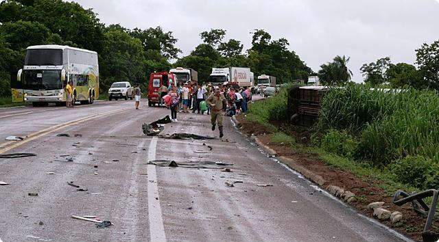 Acidente entre &ocirc;nibus e caminhonete na BR-163 deixa 24 feridos