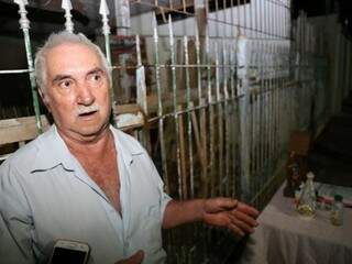 Antônio Rissi, de 77 anos, ao lado dos objetos que foram abençoados na procissão.  (Foto: Paulo Francis)