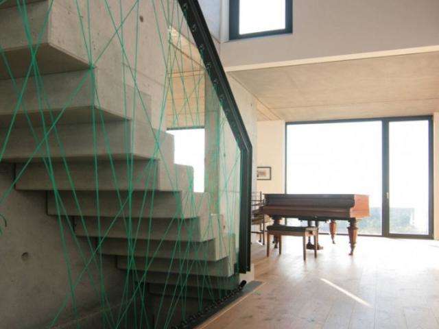 No lugar do vidro ou do ferro, cordas podem ser beleza que protege escadas