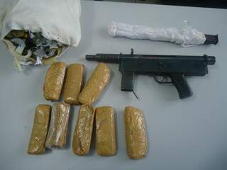 Mulher disse que comprou a droga e a arma por R$ 7 mil. (Foto: Divulgação)