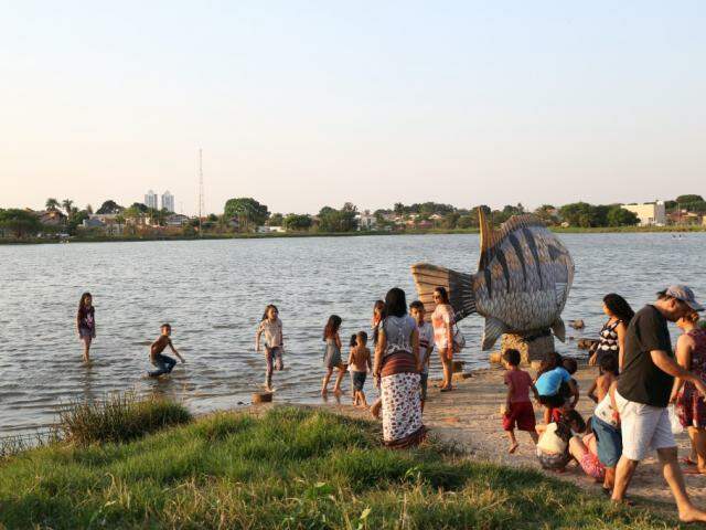 Com calor, crianças não resistem a brincadeira dentro da Lagoa Itatiaia - Capital - Campo Grande News