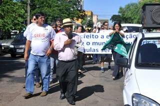 Professores fazem passeata em direção ao Paço Municipal. (Foto: Alcides Neto)