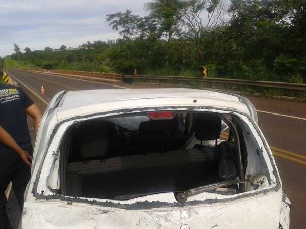 Condutora capota veículo duas vezes sobre ponte, mas sai ilesa do acidente