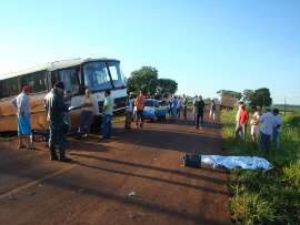  Motociclista bate em &ocirc;nibus atolado e morre na MS-156