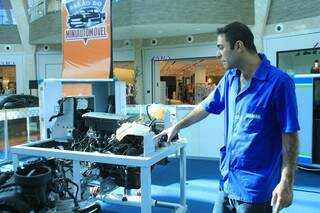Instrutor do Senai, Rafael Abdul, mostra o funcionamento das máquinas automotivas (Foto: Marina Pachedo)