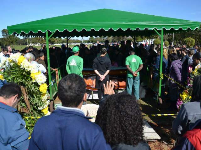  Cortejo com 200 ve&iacute;culos marca enterro de taxista morto em Campo Grande