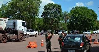 Veículos que passam pelas rodovias estão sendo abordados. (Foto: Diário Corumbaense)