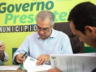 Governador vai assinar a adesão a programa em Brasília (Foto: Chico Ribeiro - Governo MS)