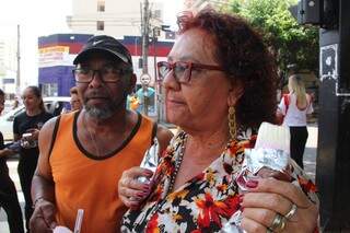 A pensionista Eli Barbosa e o marido Antonio Ribeiro estão apenas há um dia na Capital e receberam as boas-vindas com o picolé grátis. (Foto:Marcos Ermínio)