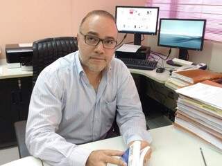 Promotor Eduardo Franco Cândia; ele diz que espera publicação da lista de sorteados até a primeira quinzena de fevereiro. (Foto: Christiane Reis)