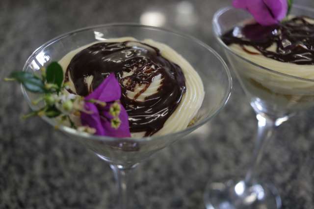 Verrine de 4 Leites e Nutella com bolo de cenoura &eacute; receita que derrete na boca