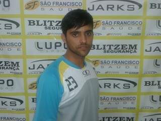 Pedro Marcelo Lima Júnior, o Juninho, 24 anos, tem 1,69 de altura, já atuou por clubes do Distrito Federal e estava no Sur Oman, de Omã