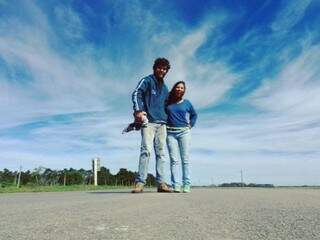 Marinez e Giuliano  enquanto esperavam uma carona no Uruguai (Foto: Arquivo pessoal)