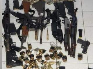 Armas apreendidas pela Garras na operação que terminou com cinco mortos (Foto: Divulgação)