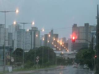 Campo Grande amanheceu chuva nesta segunda-feira. (Foto: Henrique Kawaminami)