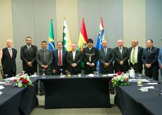 O governador Reinaldo Azambuja com os colegas governadores e o presidente da Bolívia, Evo Morales, durante encontro nesta terça-feira em Brasília (Fonte: Twitter oficial/Evo Morales)