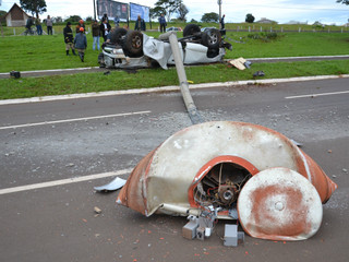 O carro bateu no poste e capotou. A pancada foi tão forte que o poste de concreto caiu em cima do veículo. (Foto: Simão Nogueira)