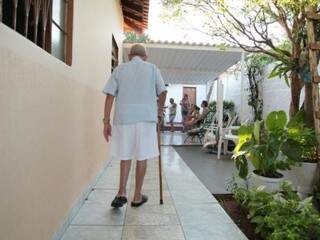 Ele gosta de caminhar, apesar da mobilidade mais difícil nos últimos meses. (Foto: João Paulo Gonçalves)
