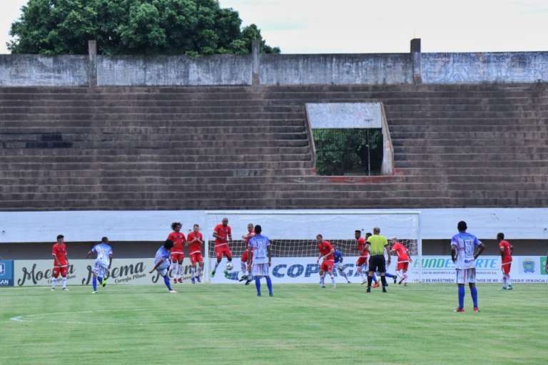 Comercial e Serc se enfrentam na partida de estreia do 41º Campeonato Sul-Mato-Grossense de futebol (Foto: Henrique Kawaminami)
