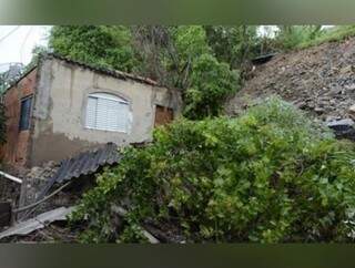 Varanda de casa foi atingida por deslizamento de terra (Foto: Anderson Gallo/Diário Corumbaense)