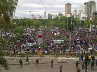 Paraguaios ocupam praça para acompanhar julgamento. (Foto: Federico Filártiga)
