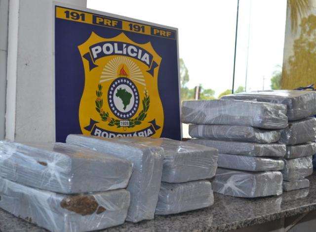 Jovens  s&atilde;o pegas em &ocirc;nibus com 30 kg de maconha