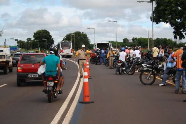 Em uma hora e meia, blitz emite 40 multas na Duque de Caxias 