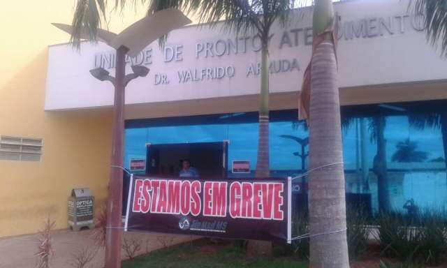 No 4&ordm; dia de greve, pacientes reclamam demora de mais de 2h em postos
