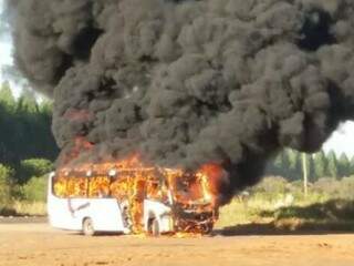 Veículo foi tomado pelas chamas (Foto: arquivo pessoal)