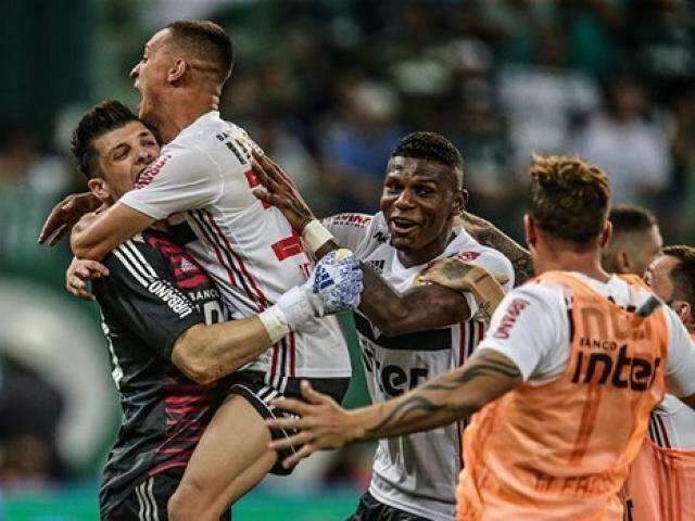 Tiago Volpi defende 2 p&ecirc;naltis, S&atilde;o Paulo vence Palmeiras e vai &agrave; decis&atilde;o