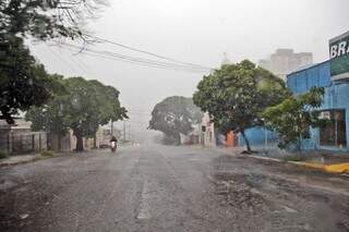 Chuva em Campo Grande por volta das 10h desta sexta, 1º de janeiro de 2016 (Foto: Marcos Ermínio)